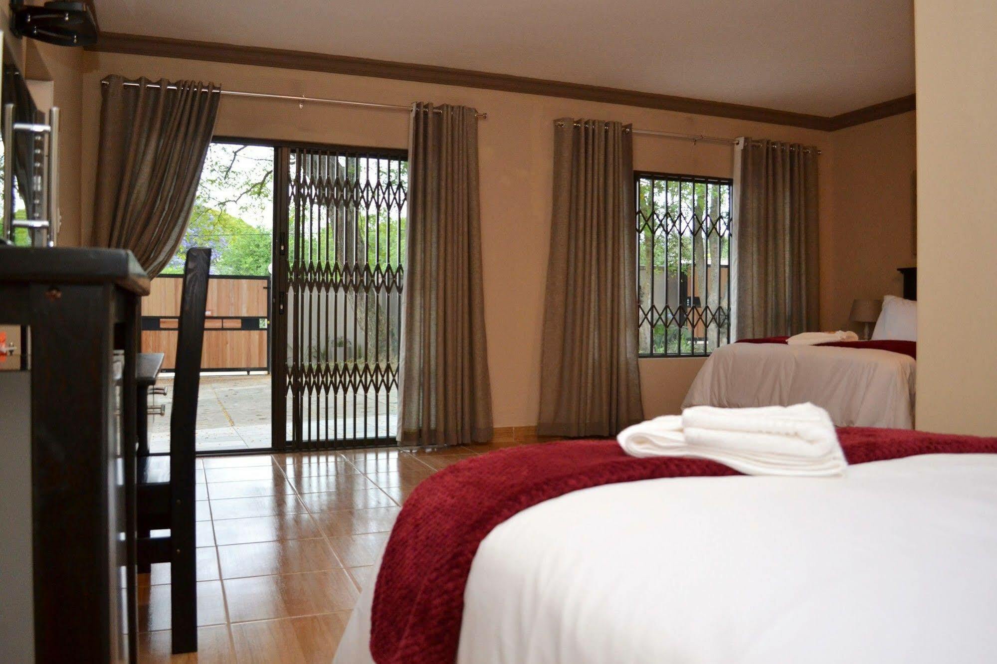 B At Home Guest House Piet Retief Esterno foto